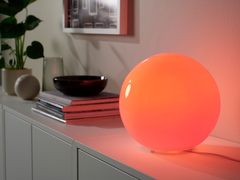 Une ampoule intelligente IKEA Kajplats dans une lampe IKEA Fado. (Source de l'image : IKEA)