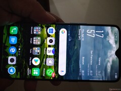 Oppo R17 Pro - Ecran à l'intérieur avec lumionsité automatique.