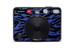 Leica s'associe à Burton pour le déclenchement personnalisé de l'appareil photo instantané hybride Sofort 2. (Source de l'image : Leica Camera)