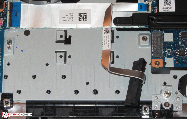 Si le cadre du disque de 2,5 pouces est enlevé dans le Lgion 5, un deuxième SSD NVMe peut être intégré. La broche nécessaire pour fixer le SSD (en bas à droite) peut être déplacée, permettant d'utiliser des SSD de différentes longueurs.