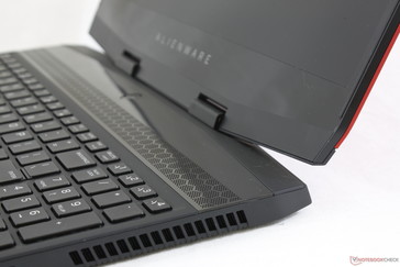 Les grilles des haut-parleurs et des bordures d'écran en plastique brillant contrastent avec le look mat de l'Alienware m15.