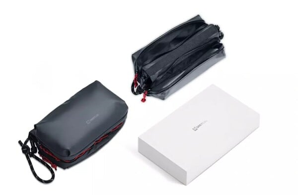 Le sac OnePlus Crossbody Bag est doté de plusieurs compartiments. (Source de l'image : OnePlus)