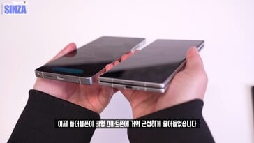 Samsung Galaxy Z Fold 7 vs. Galaxy S25 Ultra. (Source de l'image : TheSinza, Youtube)