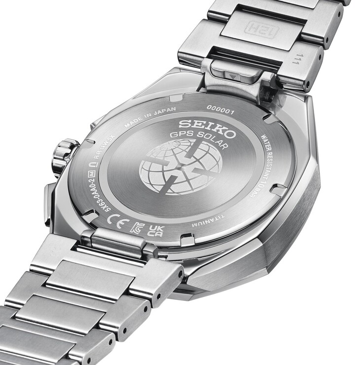Vue arrière de la montre Seiko Astron GPS Solar montrant le fond gravé du boîtier, le bracelet en titane et le mécanisme de fermeture.