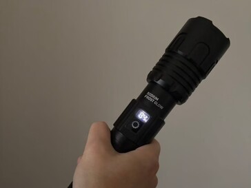 Il y a un indicateur de niveau de batterie et un port USB pour charger un téléphone