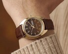 Timex Q 1978 Day and Date avec un cadran fumé brun et un boîtier doré, présentée au poignet avec un bracelet en cuir brun.