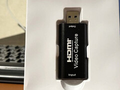 L'adaptateur, sur le point d'être sorti de son emballage intérieur en plastique blanc (Source de l'image : ZachemKupil sur MySKU, recadré, couleurs normalisées)