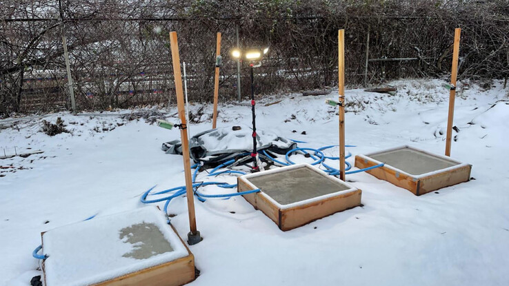 Des dalles de béton de différentes compositions se réchauffent pour faire fondre la neige (image : Drexel News)