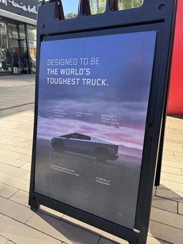 Dans cette publicité, Tesla semble hésiter sur l'exosquelette du Cybertruck