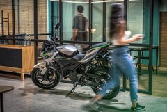 La moto électrique Kawasaki Z e-1 est présentée comme la remplaçante des 125 cm3 à moteur à combustion interne. (Source de l&#039;image : Kawasaki)