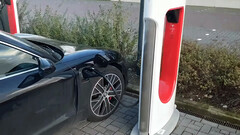 Porsche électrique branchée dans une station Supercharger Tesla (image : Inse van Houts/YouTube)