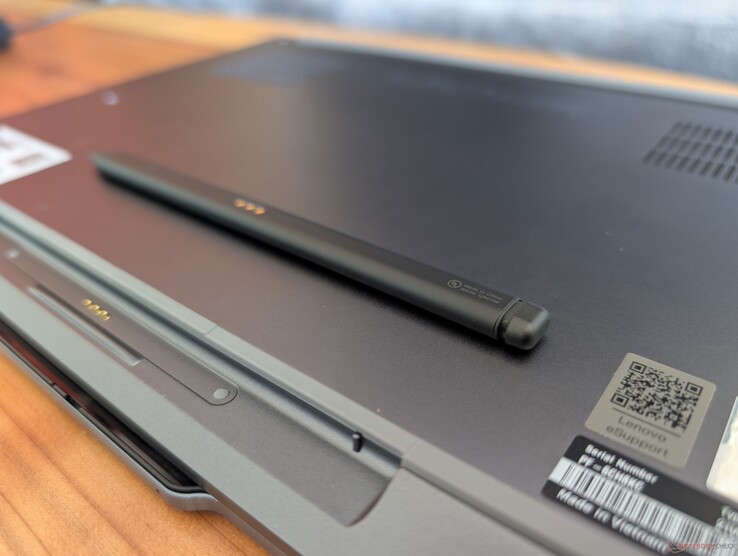 Cependant, la forme plus fine et rectangulaire du Slim Pen 2 le rend plus difficile à tenir en main que des stylets plus épais comme le Surface Pen