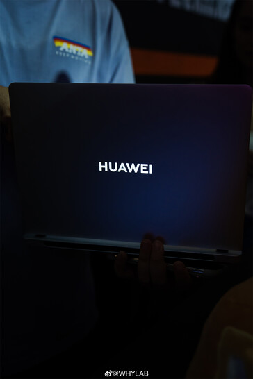 Panneau arrière avec logo lumineux (Source de l'image : WHYLAB sur Weibo)