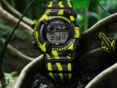 La Casio Frogman GW-8200TPF-1JR &quot;Poison Dart&quot; (photo) sur fond de forêt. (Source de l&#039;image : Casio Japan)