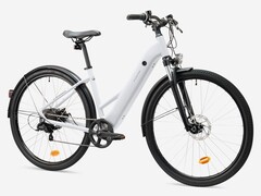 Le vélo électrique Rockrider E-ACTV 100 à cadre bas de Decathlon est maintenant disponible. (Source de l'image : Decathlon)