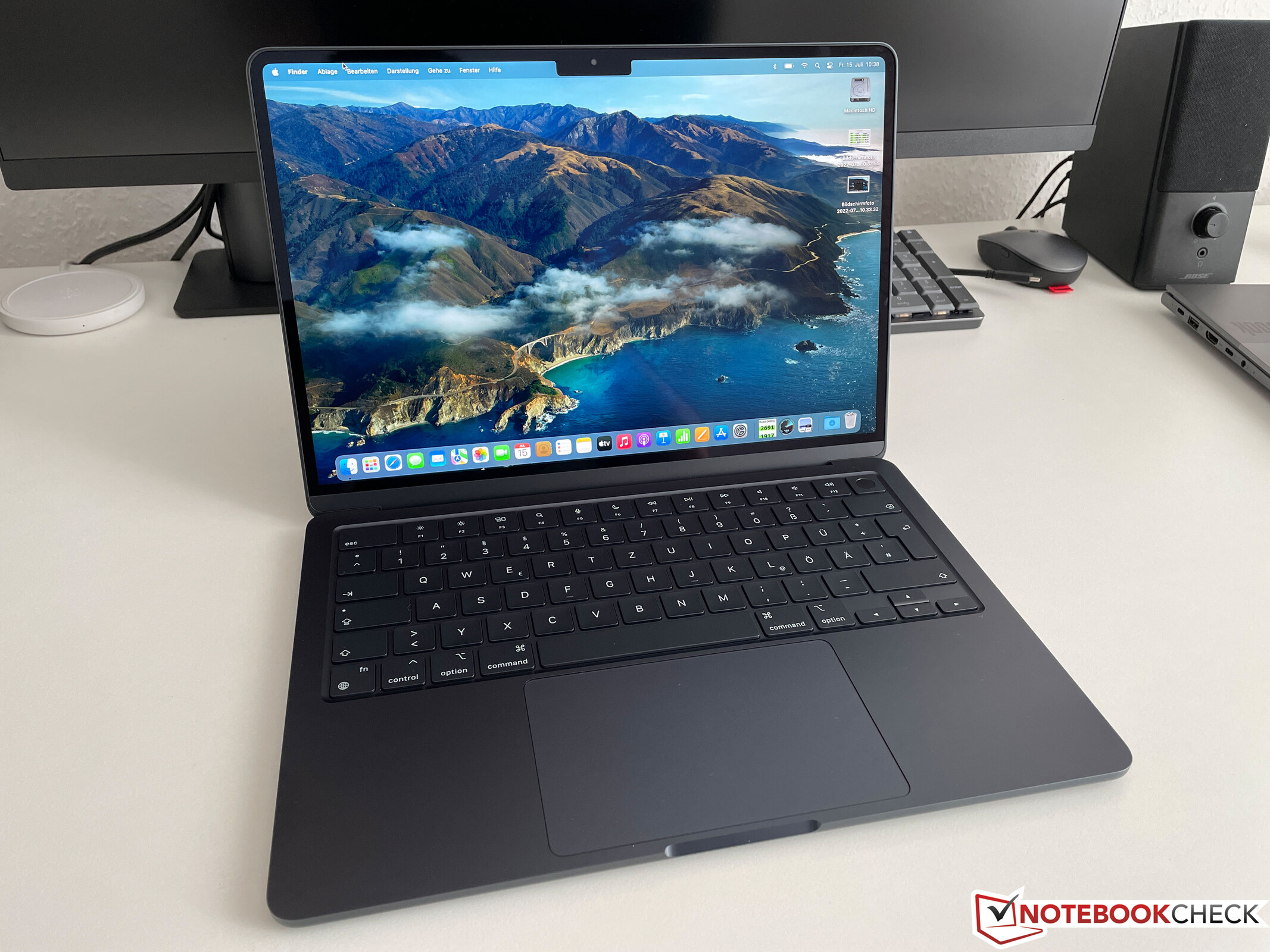 Le nouveau Apple MacBook Air M2 est arrivé - Premières impressions et  résultats des tests de référence du SKU d'entrée de gamme -   News