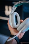 Casque de jeu sans fil Logitech G522 blanc en main