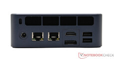 A l'arrière : Adaptateur d'alimentation, 2x 2.5G Lan, HDMI, DisplayPort, 2x USB