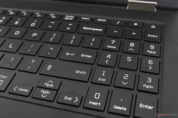 Les touches du pavé numérique et les touches fléchées sont petites et exiguës par rapport aux touches principales du clavier QWERTY