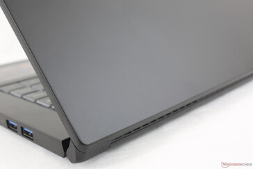 Les surfaces lisses de couleur gris mat sont sujettes aux empreintes digitales