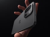 Le OnePlus 15T sera apparemment disponible en trois couleurs, avec une capacité de stockage allant jusqu'à 1 To et une mémoire vive de 16 Go. Photo : une photo promotionnelle du 13T en noir. (Source de l'image : OnePlus) 