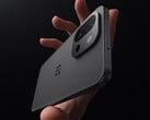 Le OnePlus 15T sera apparemment disponible en trois couleurs, avec une capacité de stockage allant jusqu'à 1 To et une mémoire vive de 16 Go. Photo : une photo promotionnelle du 13T en noir. (Source de l'image : OnePlus)