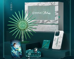 La boîte co-brandée contient cinq objets de collection, dont un support rotatif en métal qui maintient le téléphone par fixation magnétique.