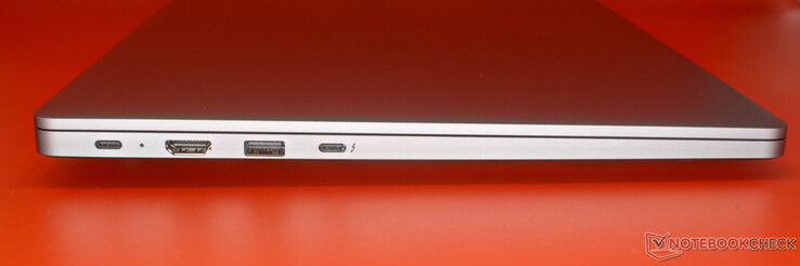 Droite : USB Type-C, LED d'état de la batterie, HDMI 1.4b, USB-A 3.1, USB-C Thunderbolt 3.0 avec DisplayPort