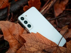 Samsung Galaxy S22 (Source d'image : Joshua Katt, Unsplash)