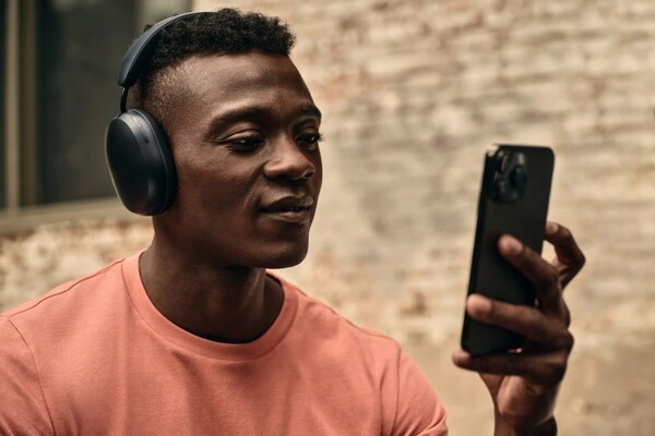 Le Sonos Ace dispose désormais d'une fonction SideTone qui permet aux utilisateurs d'entendre leur propre voix pendant les appels. (Source de l'image : Sonos)