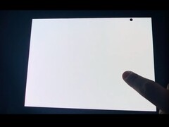 Un Galaxy Z TriFold avec un écran intérieur qui ne réagit pas.