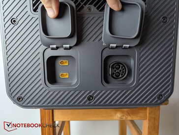 A droite : 2x XT60 (12 - 60 V, max. 20 A), P090D-DC (connexion SolarX 4K ou packs de batteries)