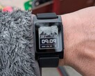 La smartwatch Pebble Core 2 Duo avec la watchface Weather Land de Reno. (Source de l'image : blog d'Eric Migicovsky)