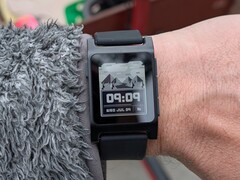 La smartwatch Pebble Core 2 Duo avec la watchface Weather Land de Reno. (Source de l'image : blog d'Eric Migicovsky)