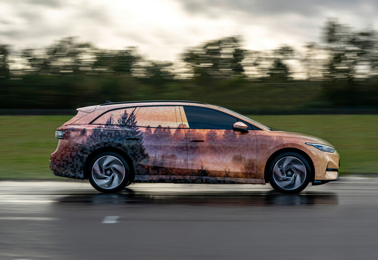 L'étrange choix de camouflage de Volkswagen pour les images du teaser de l'ID.7 Tourer est peut-être révélateur de ses intentions aventureuses pour l'EV. (Source de l'image : Volkswagen)