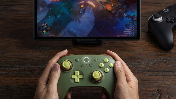 La manette sans fil Ultimate 3C+ est dotée de deux anneaux de force.