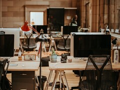 Les travailleurs font état de petites améliorations en termes de rapidité et de qualité, avec un gain d'environ une heure par jour. Photo d'un environnement de travail confortable. (Source de l'image : Annie Spratt sur Unsplash)