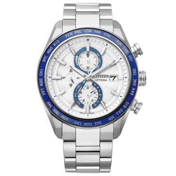 Chronographe Citizen Attesa doté d’un cadran blanc texturé, d’accents bleus, d’une lunette des heures du monde bleue et d’un bracelet en Super Titanium couleur acier inoxydable.