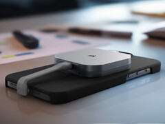 L&#039;EX300U est proposé à partir de 99,99 $. Photo : le SSD portable fixé au dos d&#039;un iPhone. (Source de l&#039;image : Corsair)