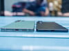 Comparaison de la hauteur : Samsung Galaxy S25 Ultra (à gauche, 8,2 millimètres) et Samsung Galaxy S25 Edge (à droite, 5,8 millimètres) 
