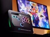 L'HyperX Clutch Tachi est une manette d'arcade Xbox qui devrait être annoncée au CES 2026. (Source de l'image : WindowsLatest)