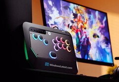 L'HyperX Clutch Tachi est une manette d'arcade Xbox qui devrait être annoncée au CES 2026. (Source de l'image : WindowsLatest)
