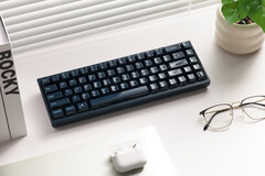 Clavier gaming Keychron Q16 HE TMR avec châssis et capots en céramique. (Source de l'image : Keychron)