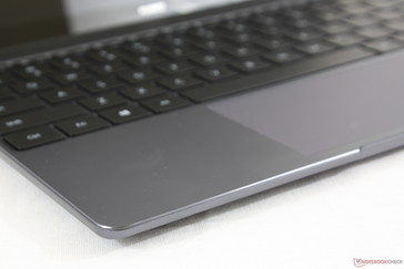 Le MateBook 13 utilise la même conception unibody et la même texture que le MateBook X Pro plus cher.
