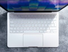 La production du MacBook Neo d'Apple pourrait être réduite malgré une forte demande.