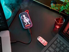 Le SSD portable SANDISK Mewtwo et la clé USB C Mew, édités à l’occasion du 30e anniversaire de Pokémon, illustrés ci-contre