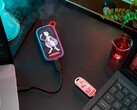 Le SSD portable SANDISK Mewtwo et la clé USB C Mew, édités à l’occasion du 30e anniversaire de Pokémon, illustrés ci-contre