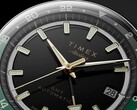 Gros plan du cadran noir de la Timex Atelier GMT Première M1a, avec ses aiguilles dorées, ses index horaires luminescents, son guichet de date et son anneau GMT 24 heures noir et vert.