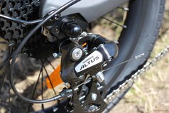Il est équipé d'un dérailleur Shimano Altus