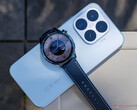 La Xiaomi Watch S5 46mm est proposée à partir de 179,99 euros dans l'UE. Sur la photo : la smartwatch sur le téléphone Xiaomi 17T.